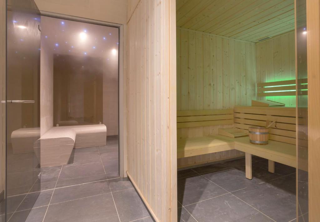 Cette chambre comprend une baignoire et un banc. dans l'établissement Résidence Club MMV L'Altaviva, à Tignes