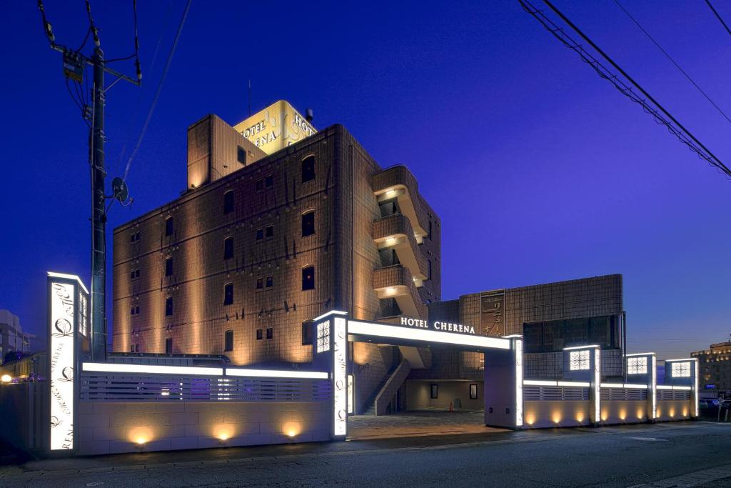 un bâtiment avec des lumières sur le côté la nuit dans l'établissement Hotel Cherena Kunitachi (Adult Only), à Kunitachi