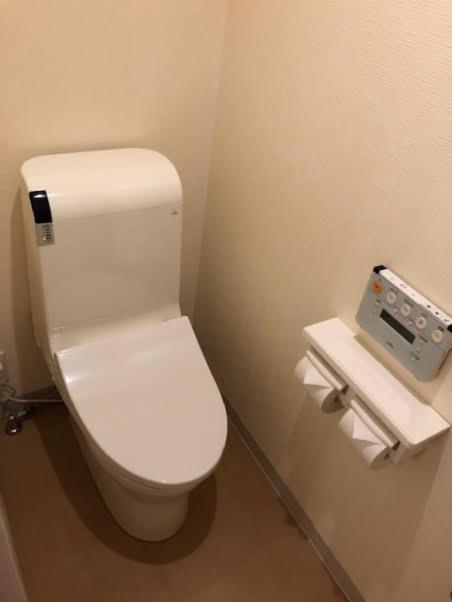 - une salle de bains avec des toilettes blanches dans une cabine dans l'établissement Prime Hotel Fulula プライムホテル フルーラ, à Osaka