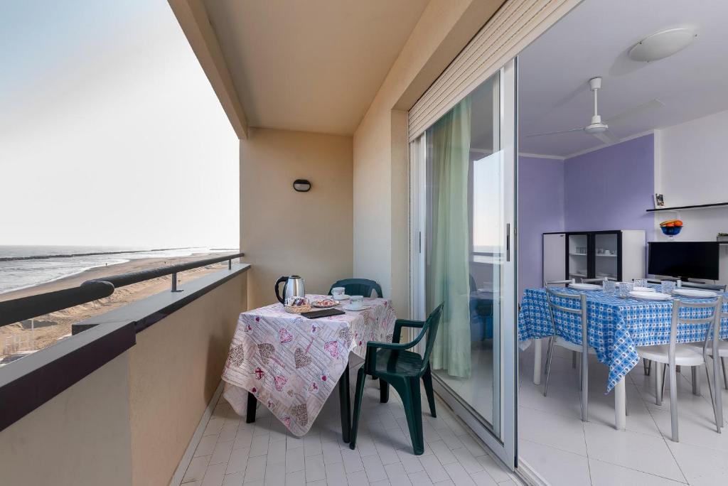 un balcon avec une table et des chaises et l'océan dans l'établissement Residence Belvedere Vista - SeaFront, à Rimini