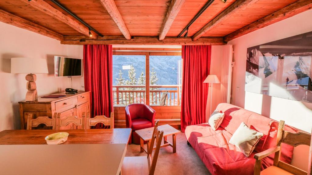 un salon avec un canapé et une table dans l'établissement Les Appartments du Merilys, à Méribel 24 autres photos