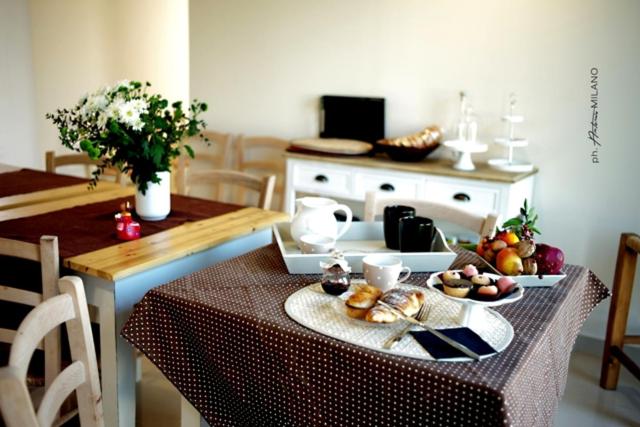 d'une table avec une assiette de nourriture au-dessus dans l'établissement La Casa di Flò Luxury Rooms, à Alezio