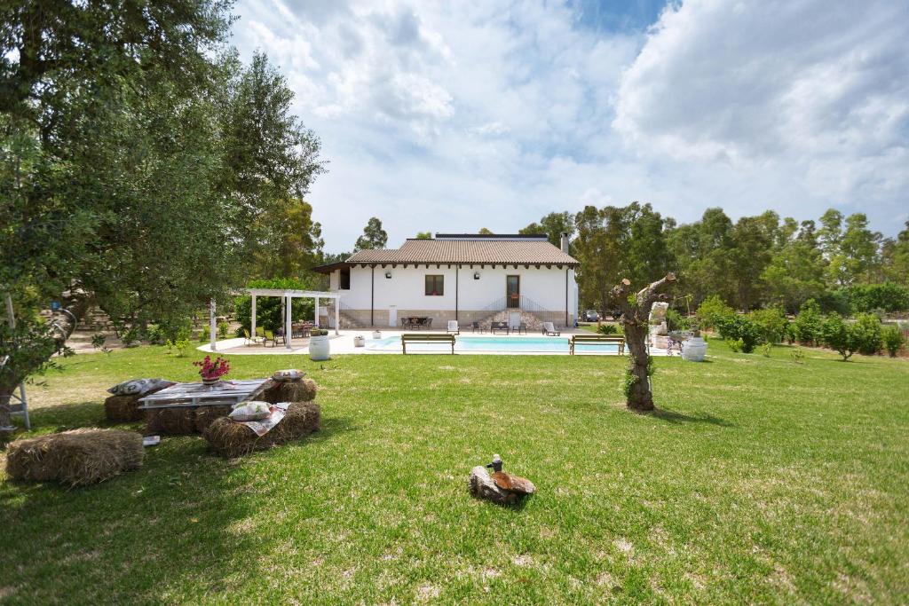 une cour avec une maison et une piscine dans l'établissement Villa Pizzi by Perle di Puglia, à San Donaci