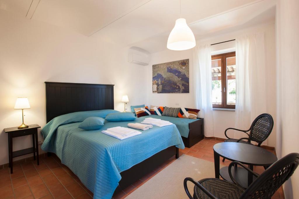 une chambre avec un lit, une table et des chaises dans l'établissement Villa Vinory - La Mandragola, à Mombercelli 73 autres photos