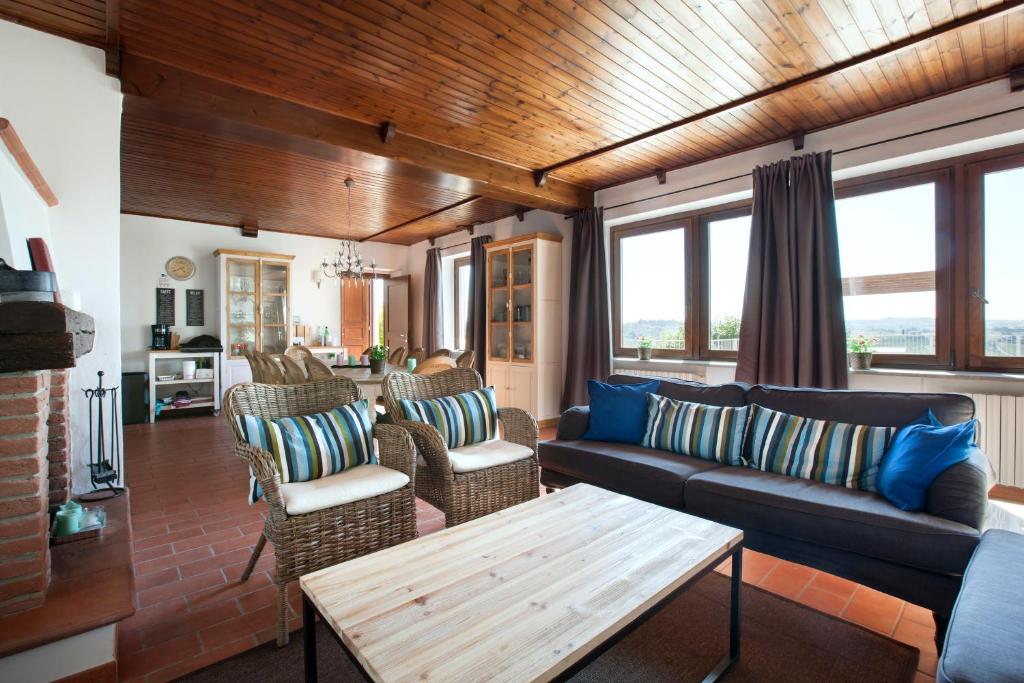 un salon avec un canapé et une table dans l'établissement Villa Vinory - La Mandragola, à Mombercelli
