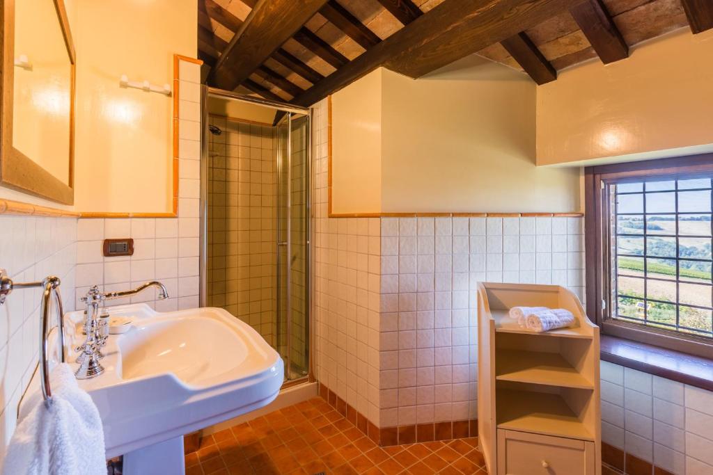 une salle de bain avec un lavabo et une douche dans l'établissement Villa delle Rose, à Montalto delle Marche
