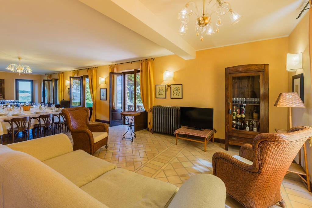 un salon avec un canapé, des chaises et une table dans l'établissement Villa delle Rose, à Montalto delle Marche