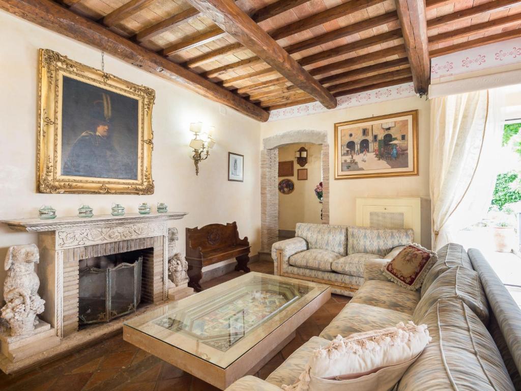 un salon avec un canapé et une cheminée dans l'établissement Villa Vista da Rocca di Papa-2 by Interhome, à Rocca di Papa