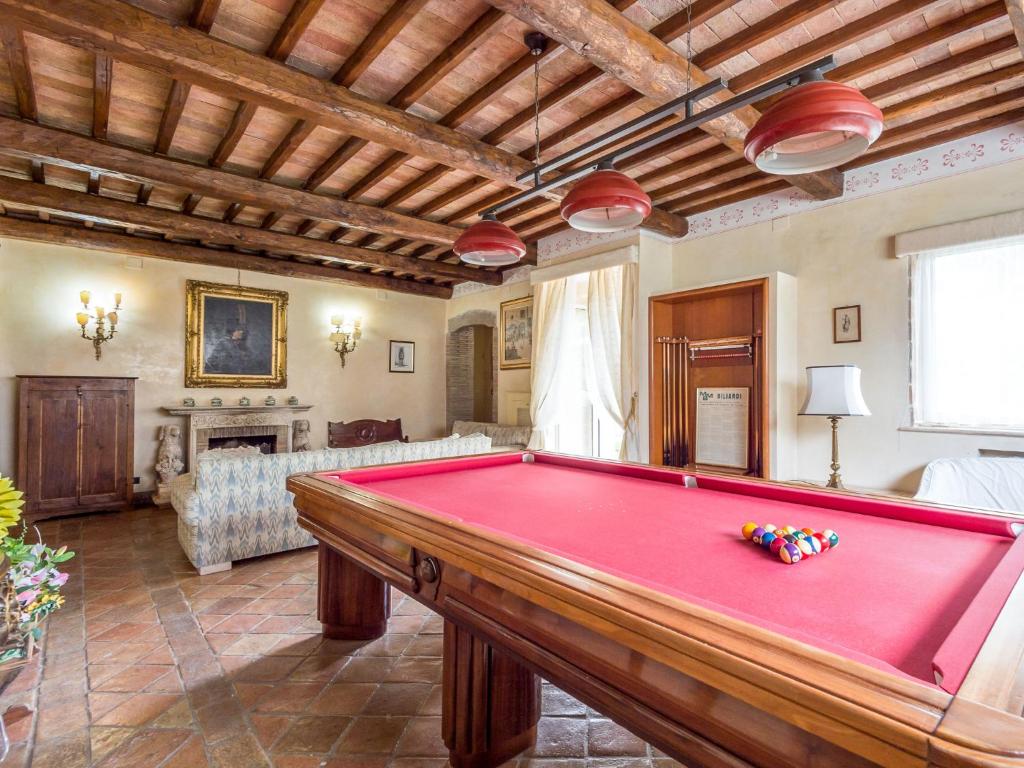 un salon avec une table de billard dans l'établissement Villa Vista da Rocca di Papa-2 by Interhome, à Rocca di Papa 38 autres photos