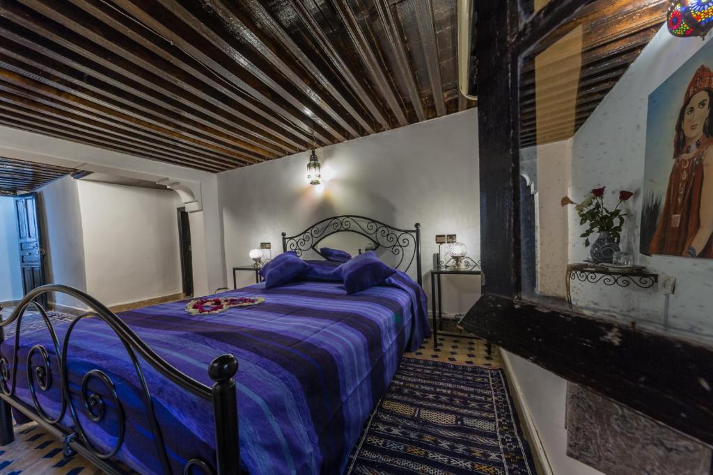 une chambre avec un lit avec une couette violette dans l'établissement Riad Hala, à Fès 37 autres photos