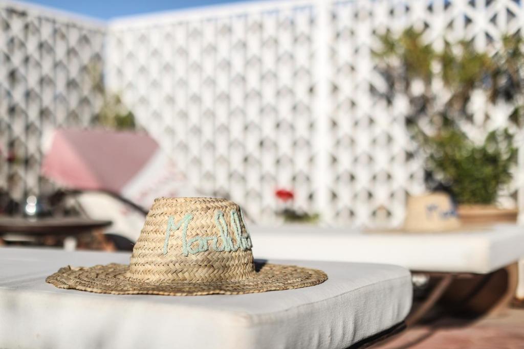 un chapeau en paille assis au-dessus d'une table dans l'établissement Riad Marhbabikoum, à Marrakech