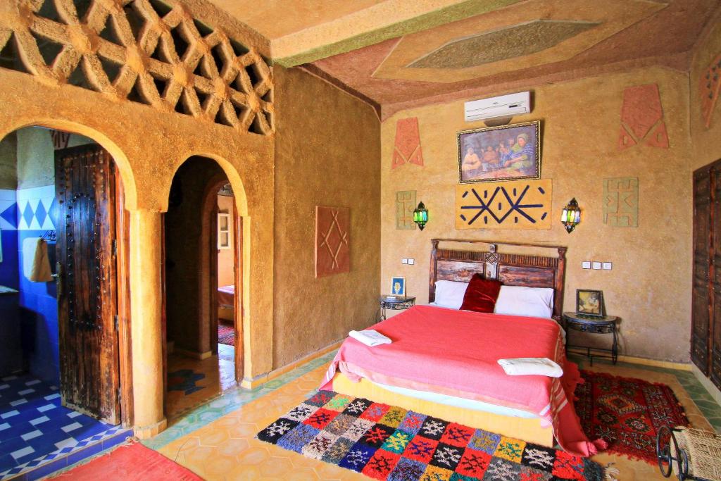 une chambre avec un lit dans une pièce dans l'établissement Dar Tafouyte, à Merzouga