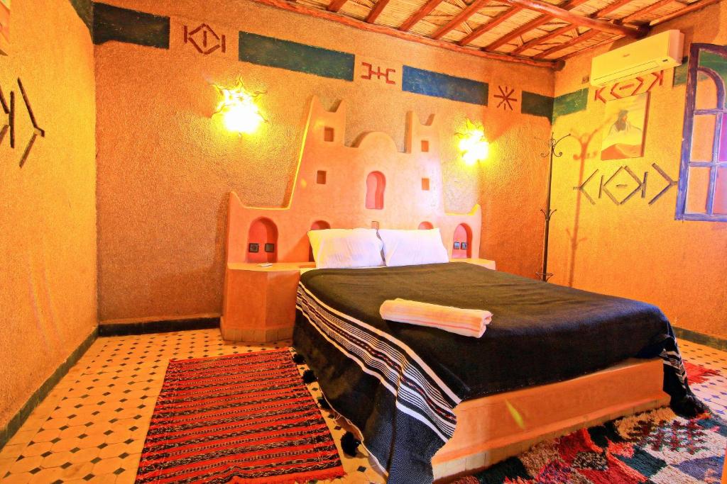 - une chambre avec un lit peint sur le mur dans l'établissement Dar Tafouyte, à Merzouga 37 autres photos