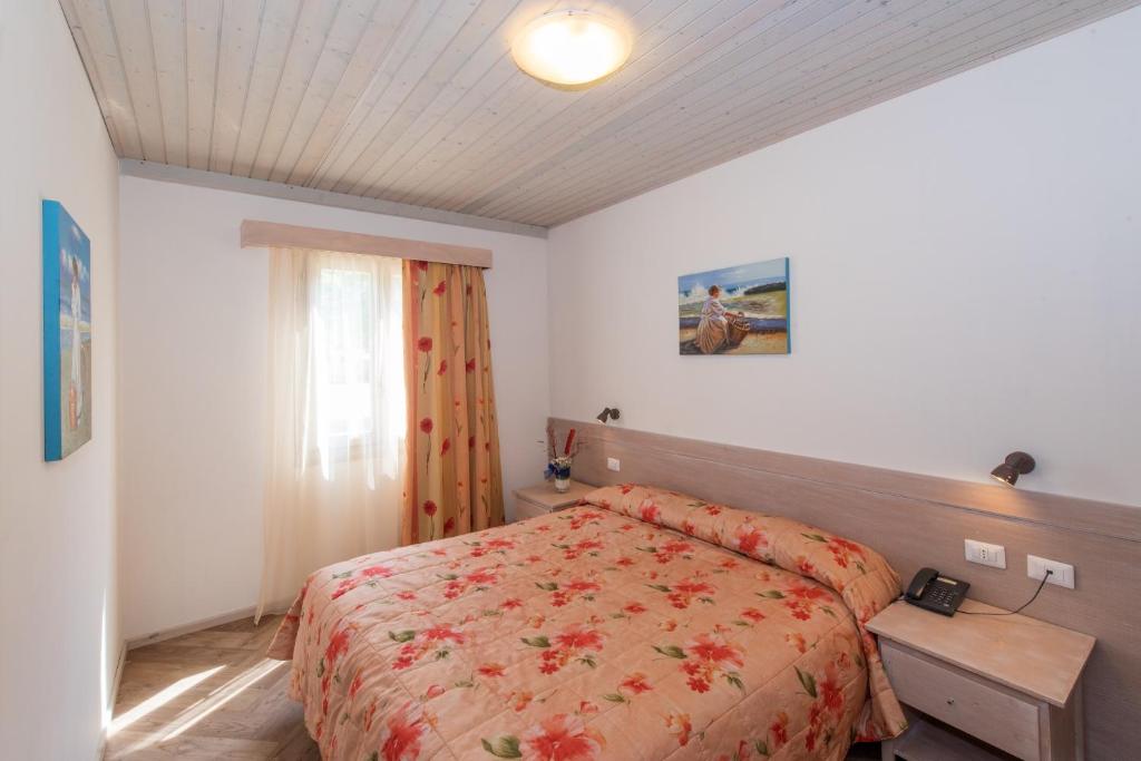 une chambre avec un lit, une table et une fenêtre dans l'établissement Il Villaggio Di Giuele, à Finale Ligure