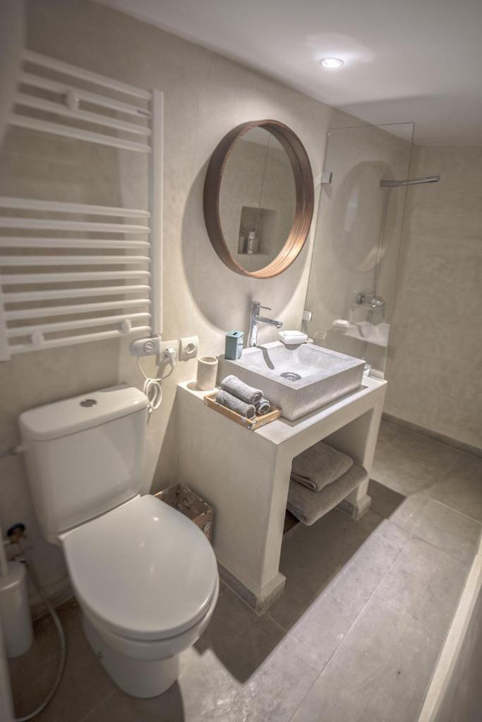 une salle de bain avec toilettes, lavabo et miroir dans l'établissement Dar Mayshad Riad - Luxurious Boutique Hotel in the Medina, à Rabat