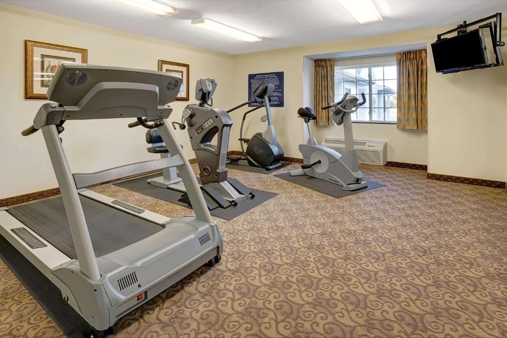 Microtel Inn & Suites by Wyndham Indianapolis Airport Image