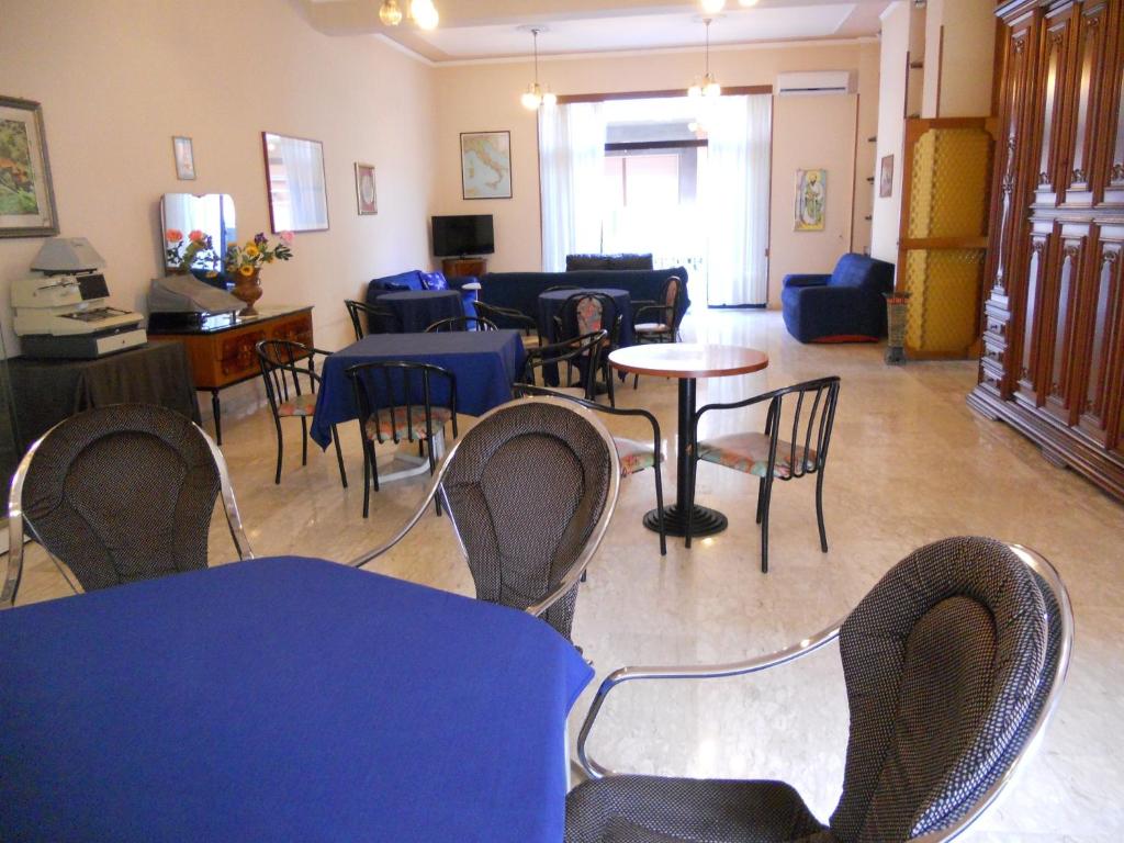 - une salle d'attente avec des chaises et des tables dans l'établissement Hotel Blurelda, à Silvi Marina
