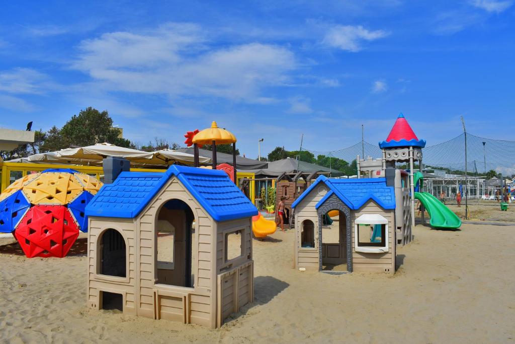 un groupe de structures de jeu dans le sable sur une plage dans l'établissement Hotel Manila, à Cervia