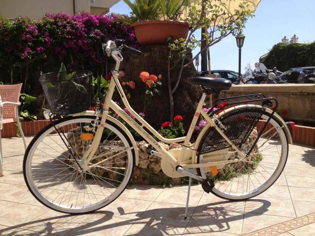 un vélo est garé devant des fleurs dans l'établissement Hotel Villa Igea, à Alassio
