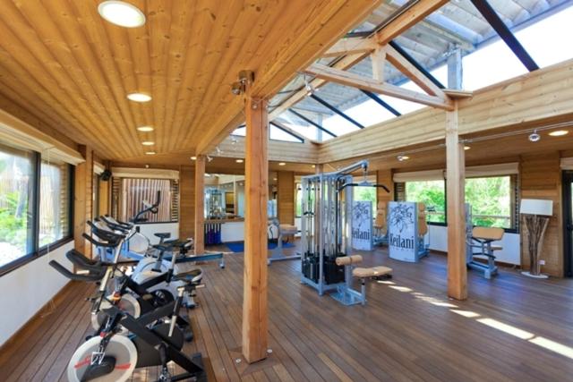 - une salle de sport avec un groupe de vélos d'exercice dans l'établissement Marino Mobilhomes, à Grimaud