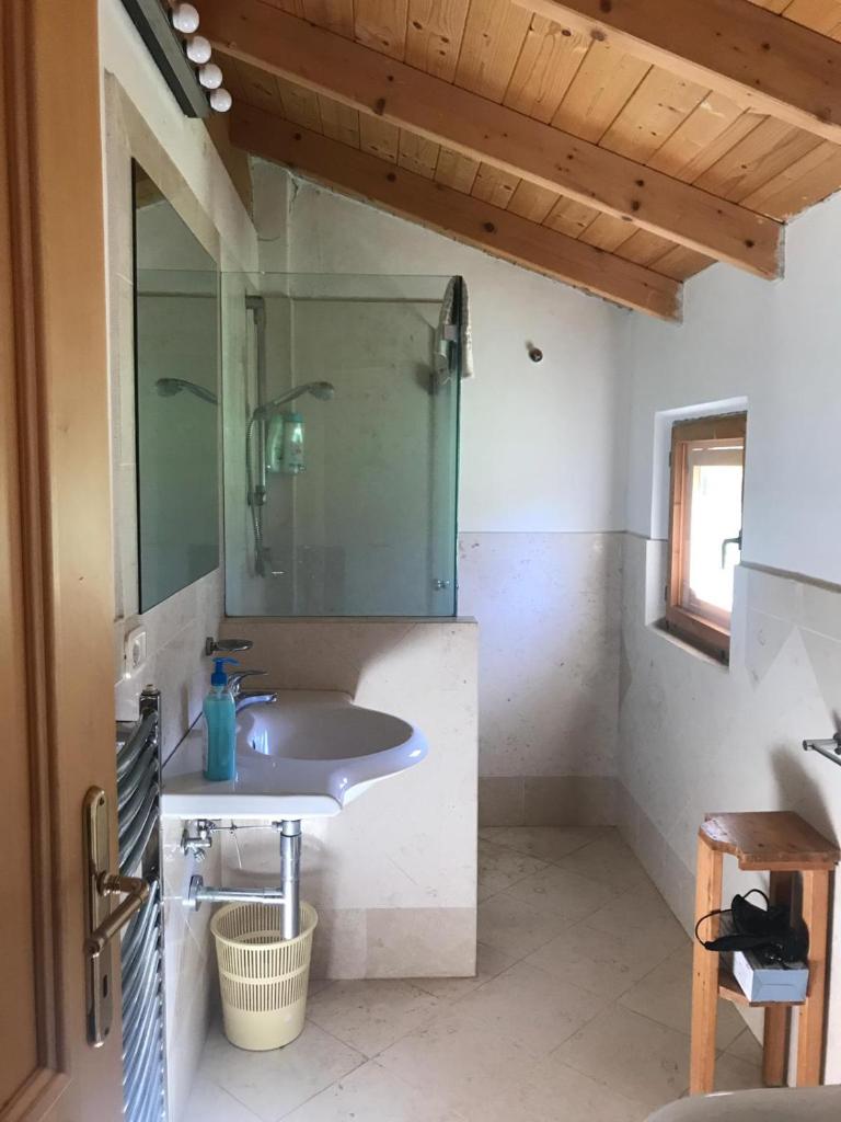 une salle de bain avec un lavabo et une douche en verre dans l'établissement Residence La Canova II, à Marina di Grosseto 108 autres photos