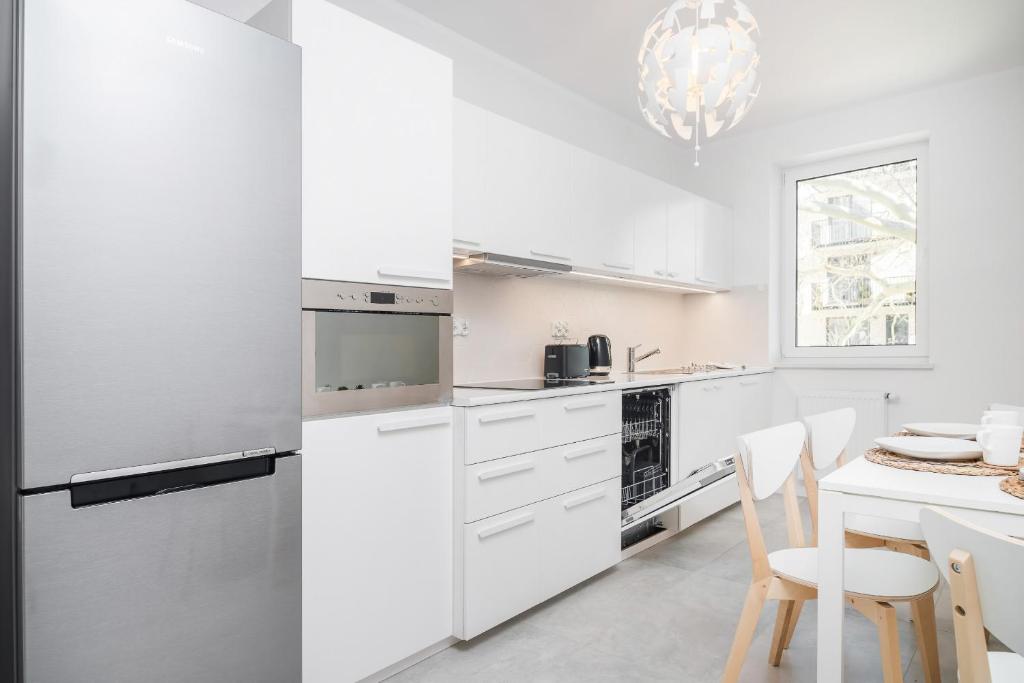 Botanic Gardens Apartment with FREE GARAGE Wrocław by Noclegi Renters 5
