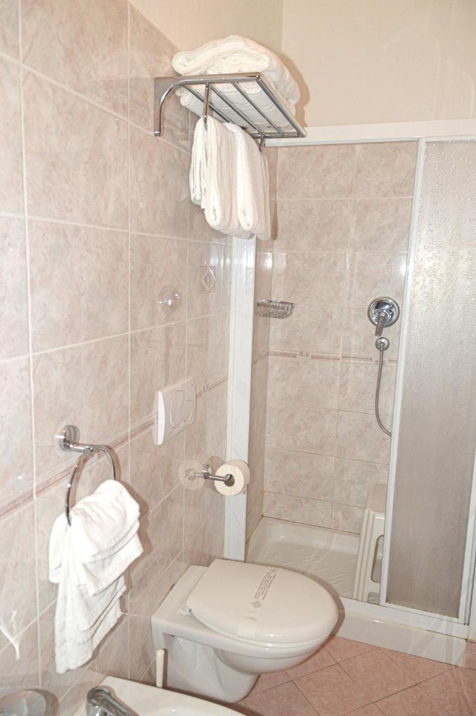 une salle de bain avec toilettes et douche dans l'établissement Hotel Karin, à Rimini