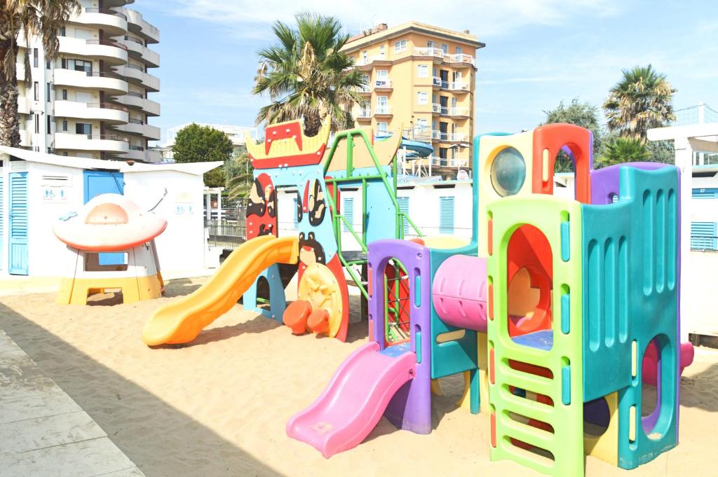 une aire de jeux dans le sable sur une plage dans l'établissement Hotel Karin, à Rimini