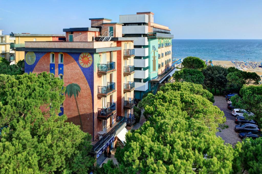 un bâtiment orné d'une fresque murale, situé près de l'océan dans l'établissement Park Hotel Brasilia, à Lido di Jesolo