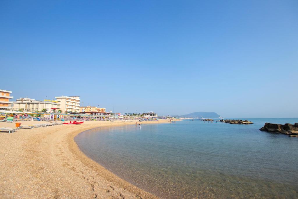 vue d'une plage avec des bâtiments et l'eau dans l'établissement Hotel Giannino, à Porto Recanati