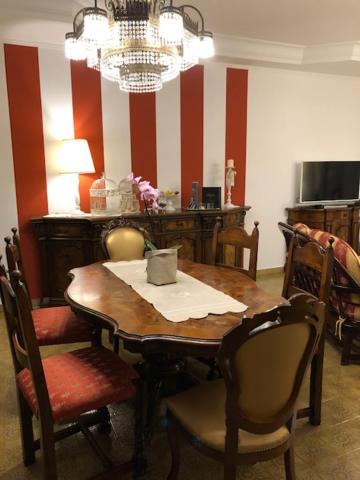 une salle à manger avec une table et des chaises en bois dans l'établissement International Hotel, à Cavallino-Treporti