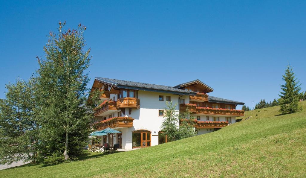 un grand bâtiment au sommet d'une colline dans l'établissement Le Calgary, aux Saisies