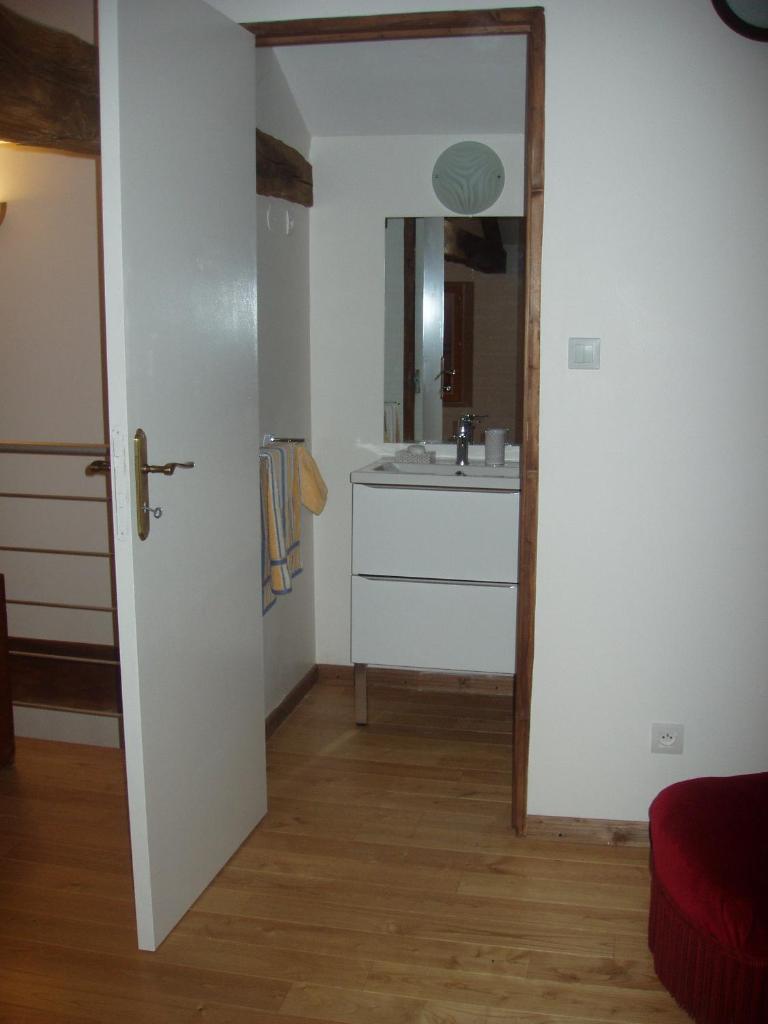 une salle de bain avec un lavabo et un miroir dans l'établissement La petite danseuse, à Franquevielle