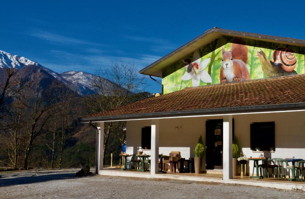 un bâtiment avec une peinture murale sur le côté dans l'établissement Albergo Wellness Da Febo, à Tramonti di Sotto