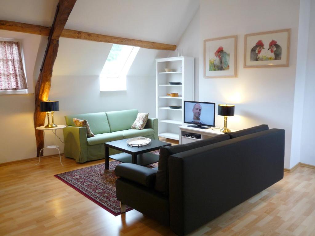 un salon avec un canapé et une table dans l'établissement Gite Allier, à Montaigu-le-Blin