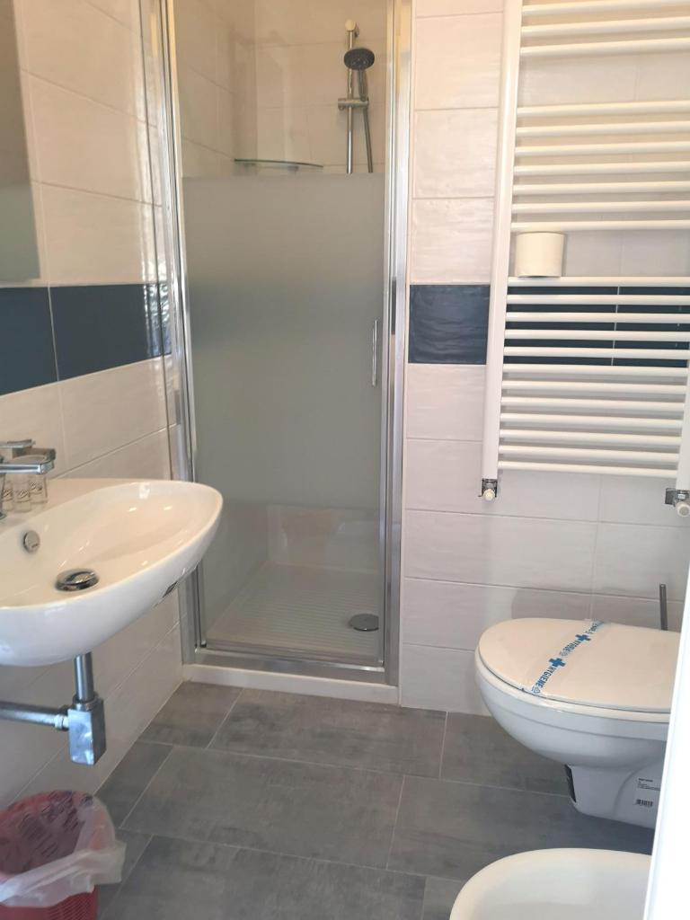 une salle de bain avec une douche, des toilettes et un lavabo dans l'établissement Hotel Villa La Brise, à Sanremo