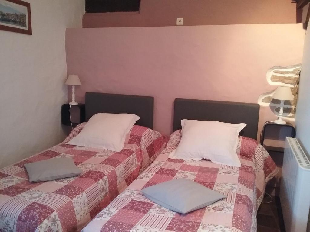 deux lits côte à côte dans une chambre dans l'établissement Gite Manttu, à Urrugne
