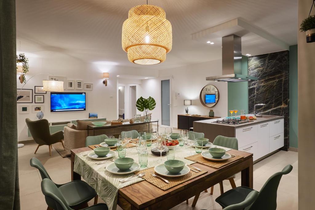une salle à manger et une cuisine avec une table et des chaises dans l'établissement Sariva Villa CaseSicule - heated Pool, Beach at 50 m, à Ispica