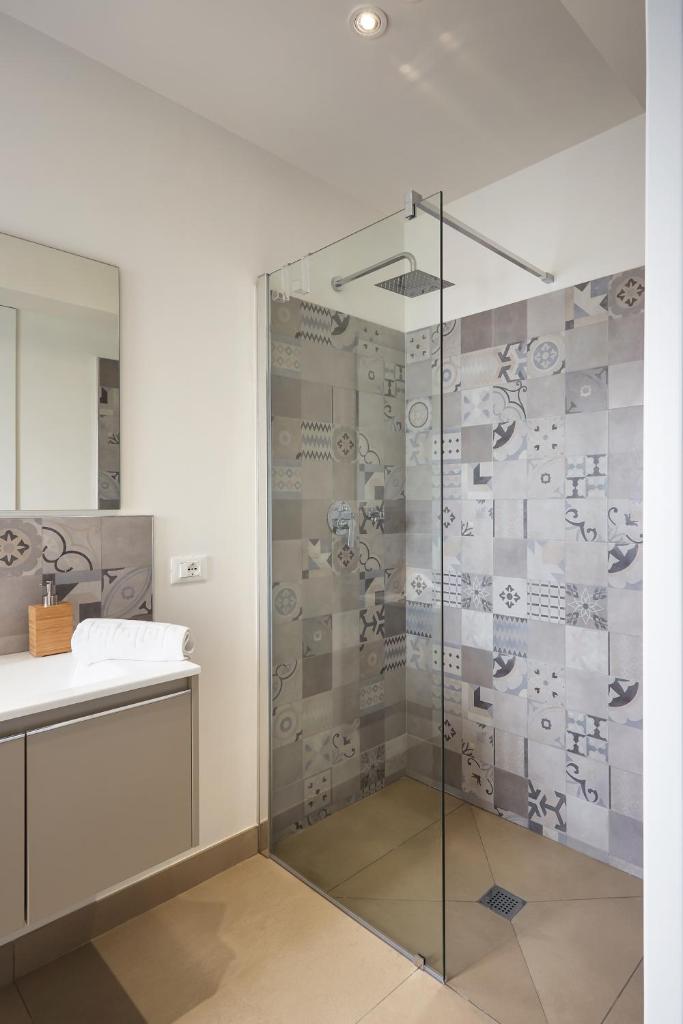 une douche avec une porte vitrée dans une salle de bain dans l'établissement Sariva Villa CaseSicule - heated Pool, Beach at 50 m, à Ispica