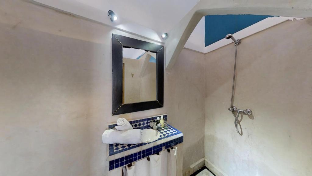 une salle de bain avec un lavabo et un miroir dans l'établissement Riad Lamzia, à Marrakech 37 autres photos