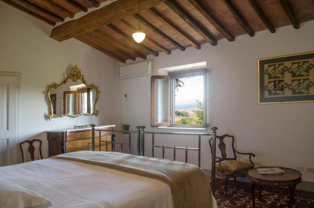 une chambre avec un lit, un miroir et une fenêtre dans l'établissement Villa Vittoria Tuscany new opening 2025, à Montaione 50 autres photos