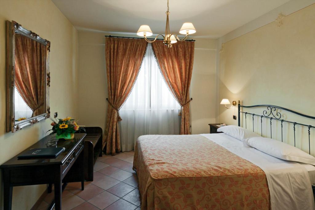 une chambre avec un lit, un bureau et une fenêtre dans l'établissement Villa Luigi Hotel & Restaurant Nuova gestione, à Martinsicuro 49 autres photos