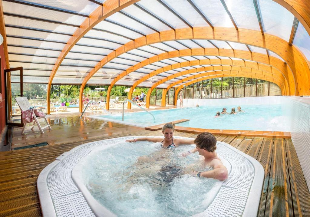 - deux garçons dans un bain à remous à la piscine dans l'établissement Camping La Pinède, à Excenevex 21 autres photos