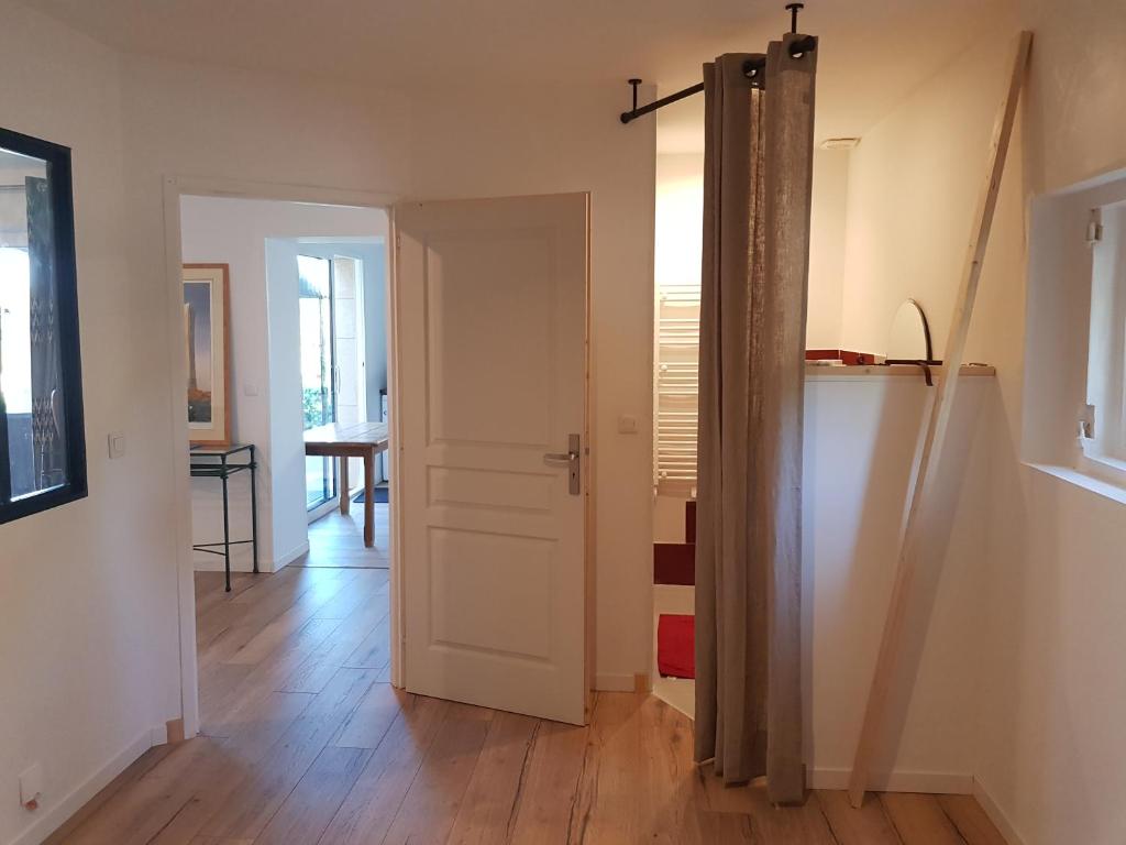 - une porte ouverte dans une chambre dotée de parquet dans l'établissement Gîte à la ferme, à Upie