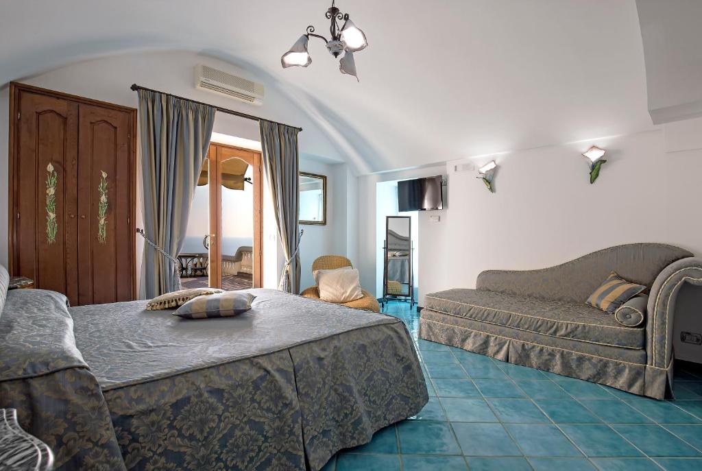 un salon avec un lit et un canapé dans l'établissement Villa Elena, à Conca dei Marini