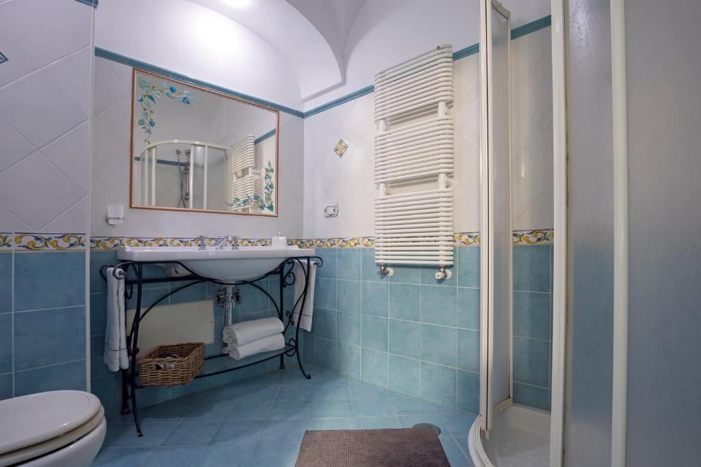 une salle de bain avec toilettes, lavabo et douche dans l'établissement Villa Elena, à Conca dei Marini