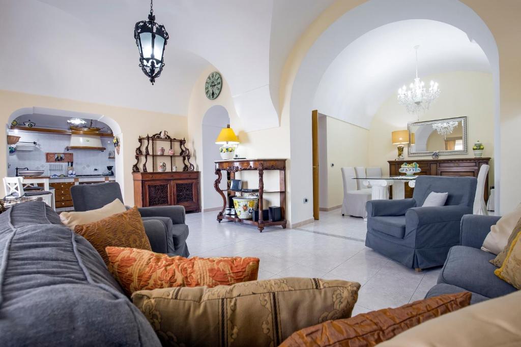 un salon avec un canapé et une cuisine dans l'établissement Villa Elena, à Conca dei Marini