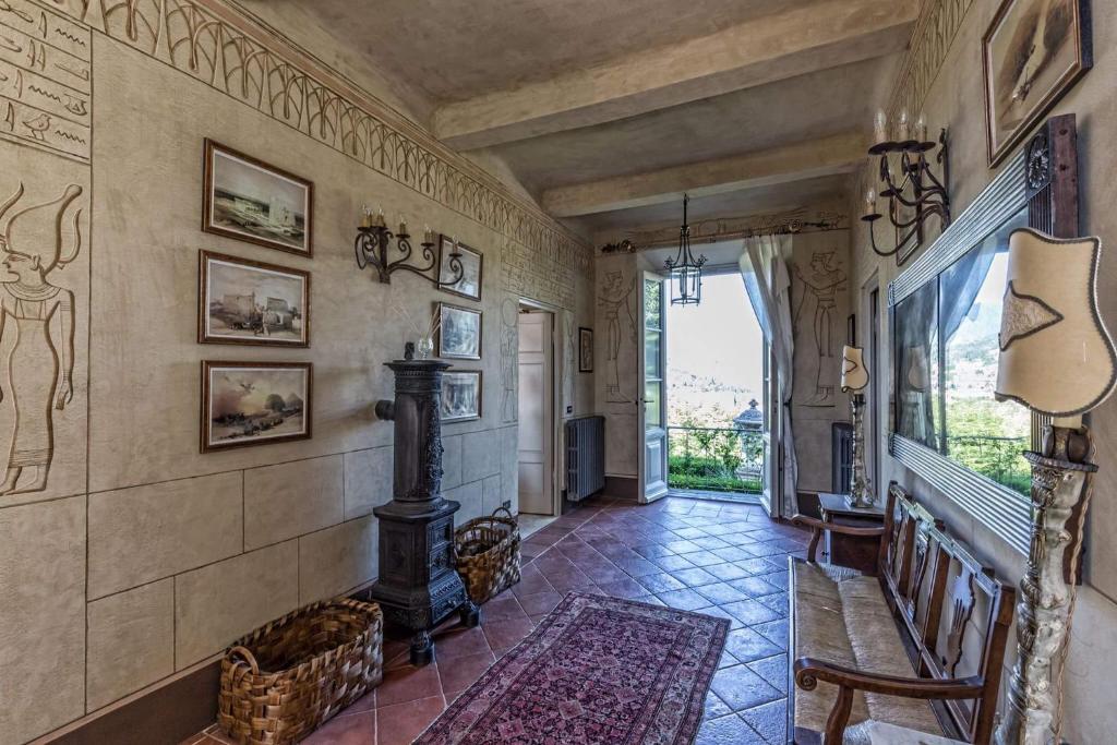 - un couloir d'une maison avec une grande fenêtre dans l'établissement Villa Colletto, à Coreglia Antelminelli