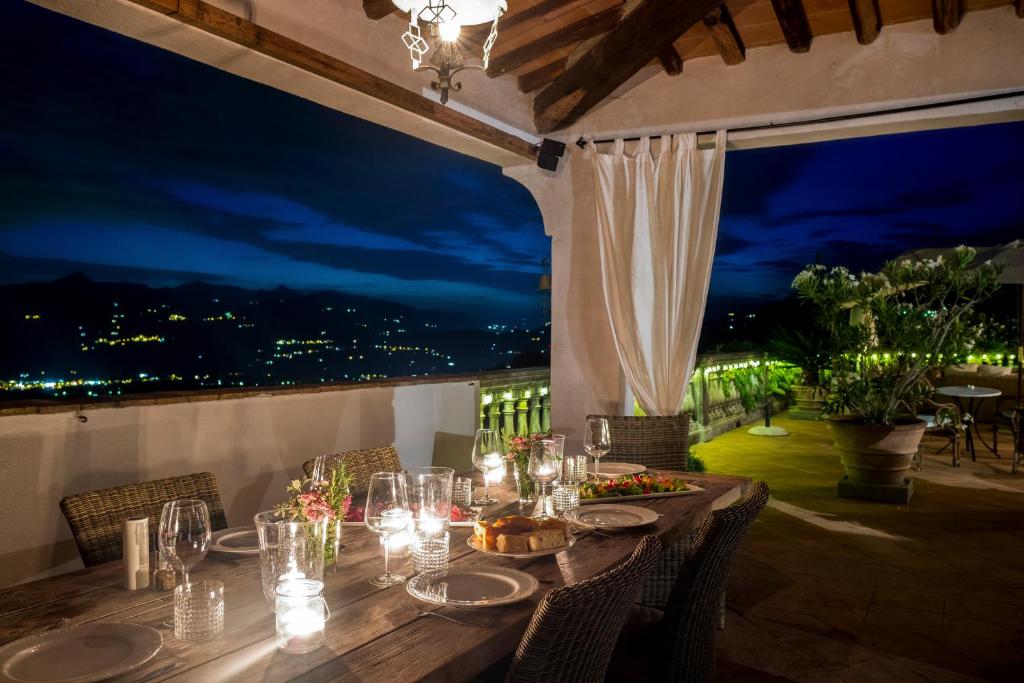 - une table à manger avec vue sur la nuit dans l'établissement Villa Colletto, à Coreglia Antelminelli