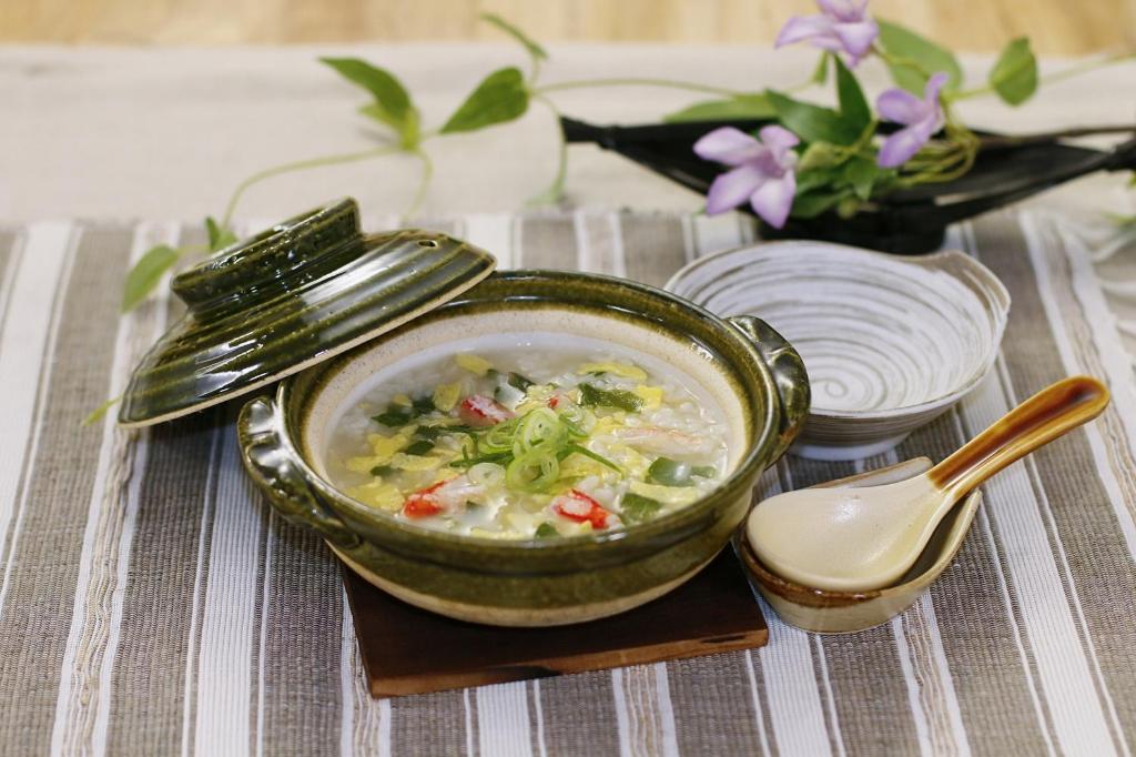 un bol de soupe posé sur une table dans l'établissement Hotel Melia RESORT(Adult Only), à Fuefuki 13 autres photos